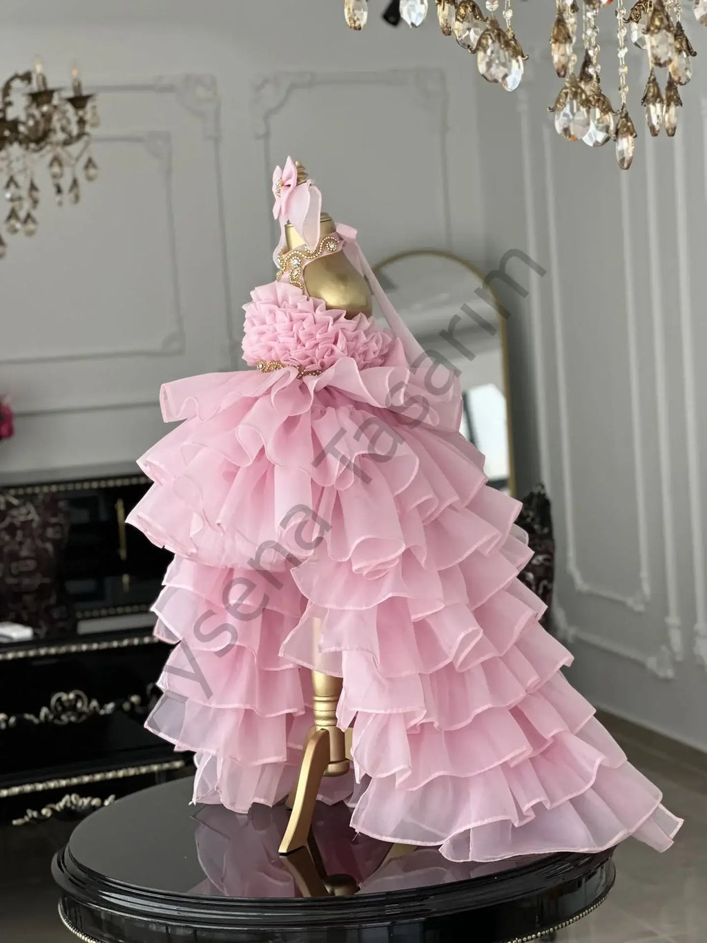 pembe prenses abiye yan görünüm, kat kat volan katmanları