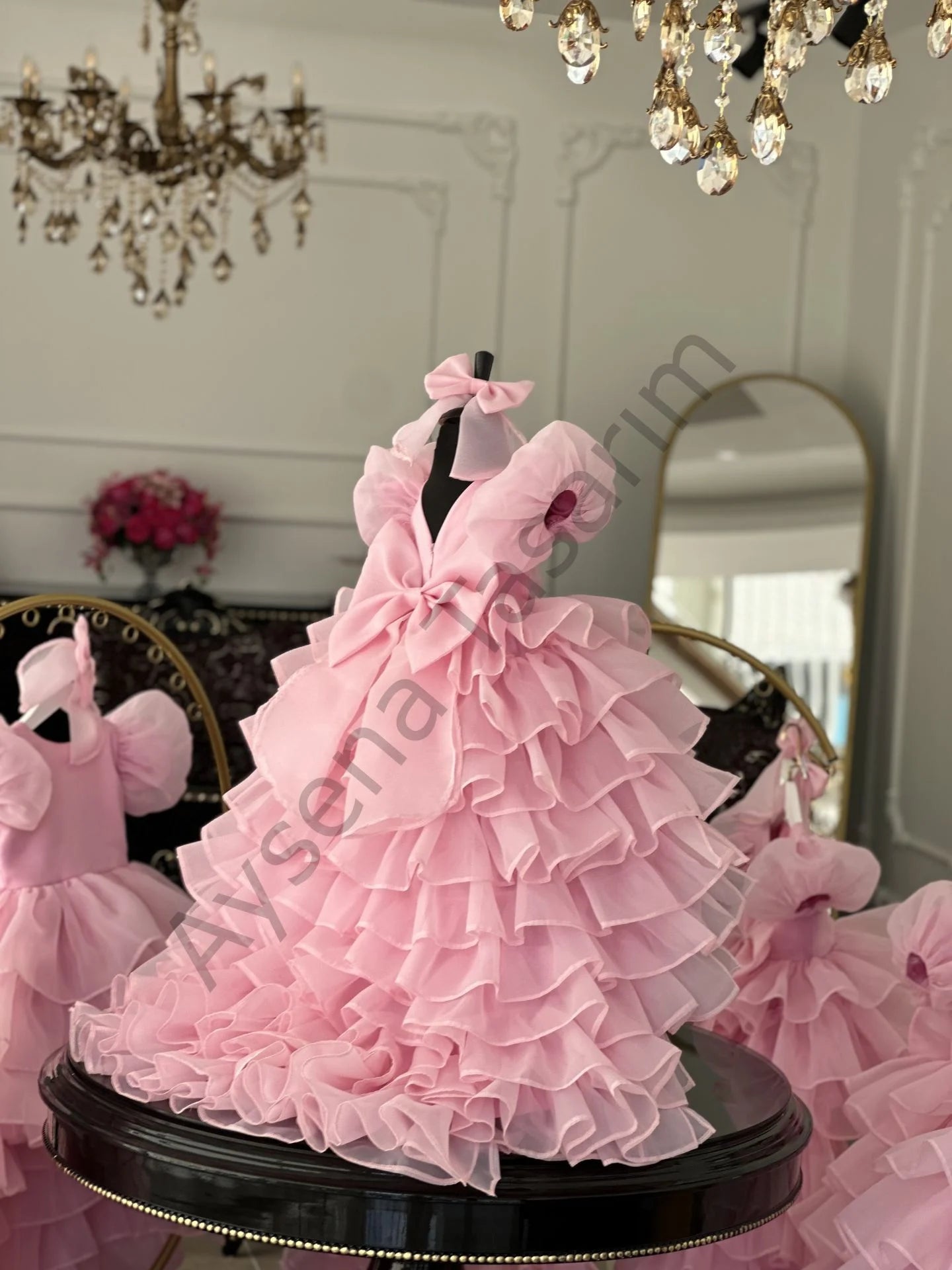 şeker pembe volanlı kız çocuk abiye yan görünüm, balon kol detayı