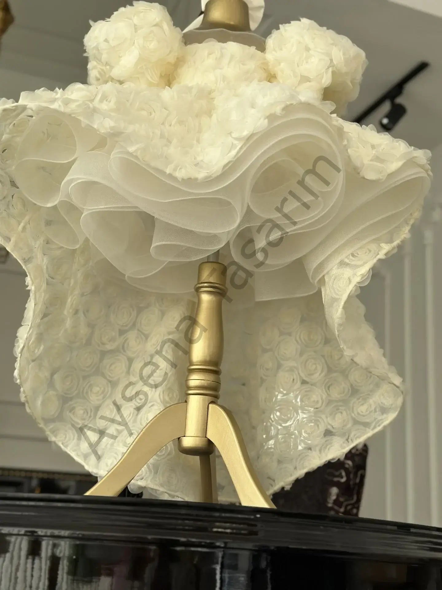 rose ekru elbise etek altı organze katları ve gül dokusu detayı