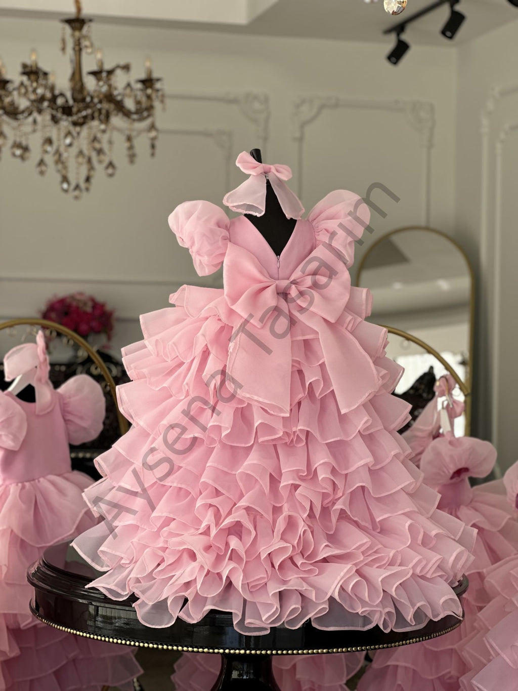 şeker pembe prenses abiye elbise arka görünüm, sırtta fiyonk ve volanlı kuyruk
