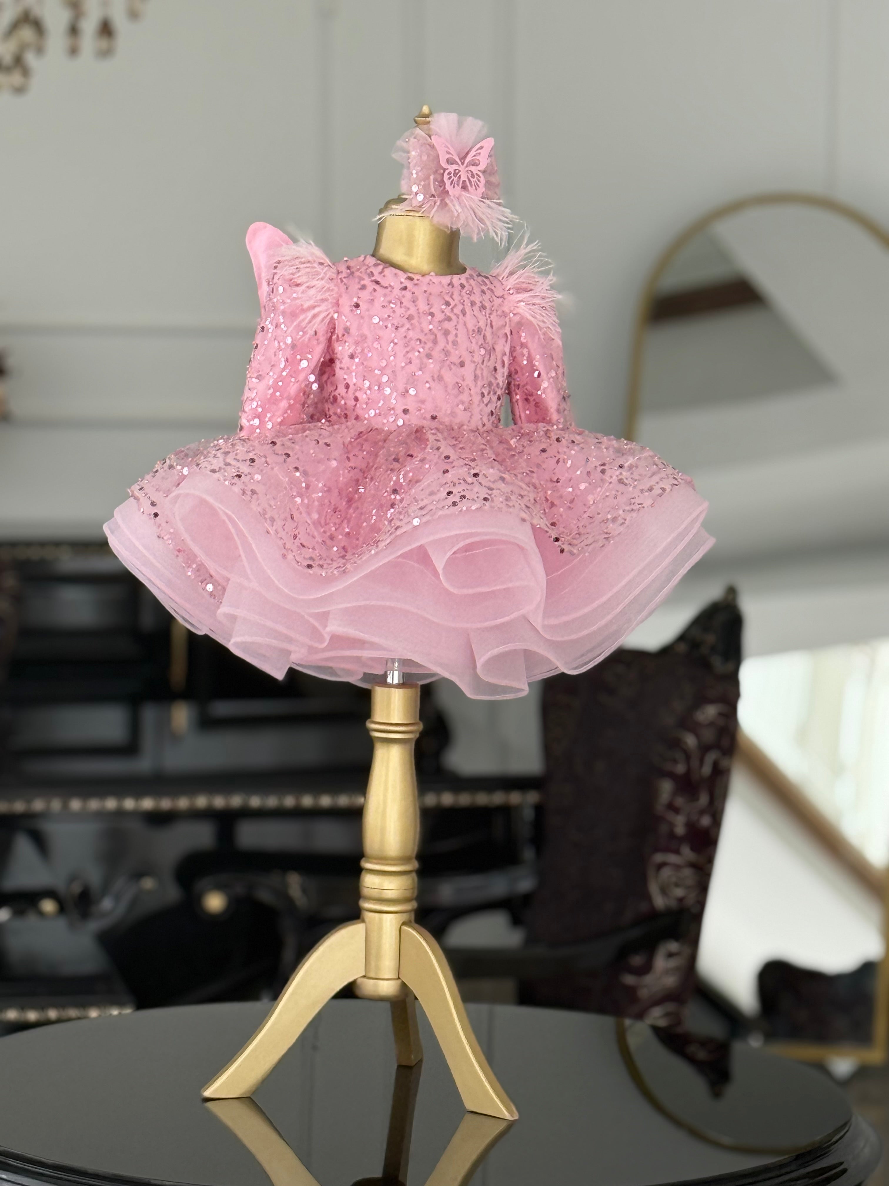 pembe payetli elbise tüylü omuz detayı