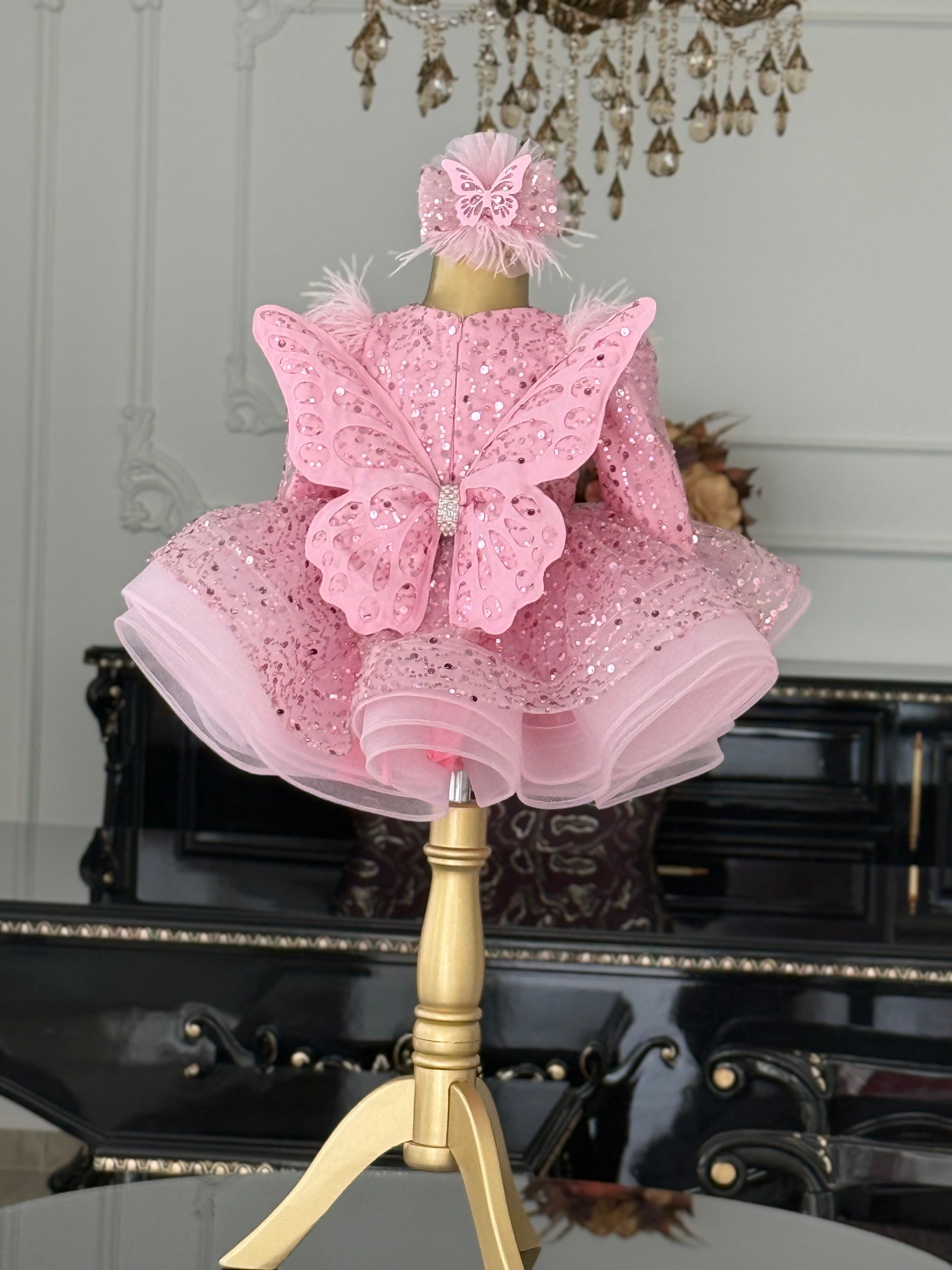 pembe kelebek kanatlı elbise yan görünüm