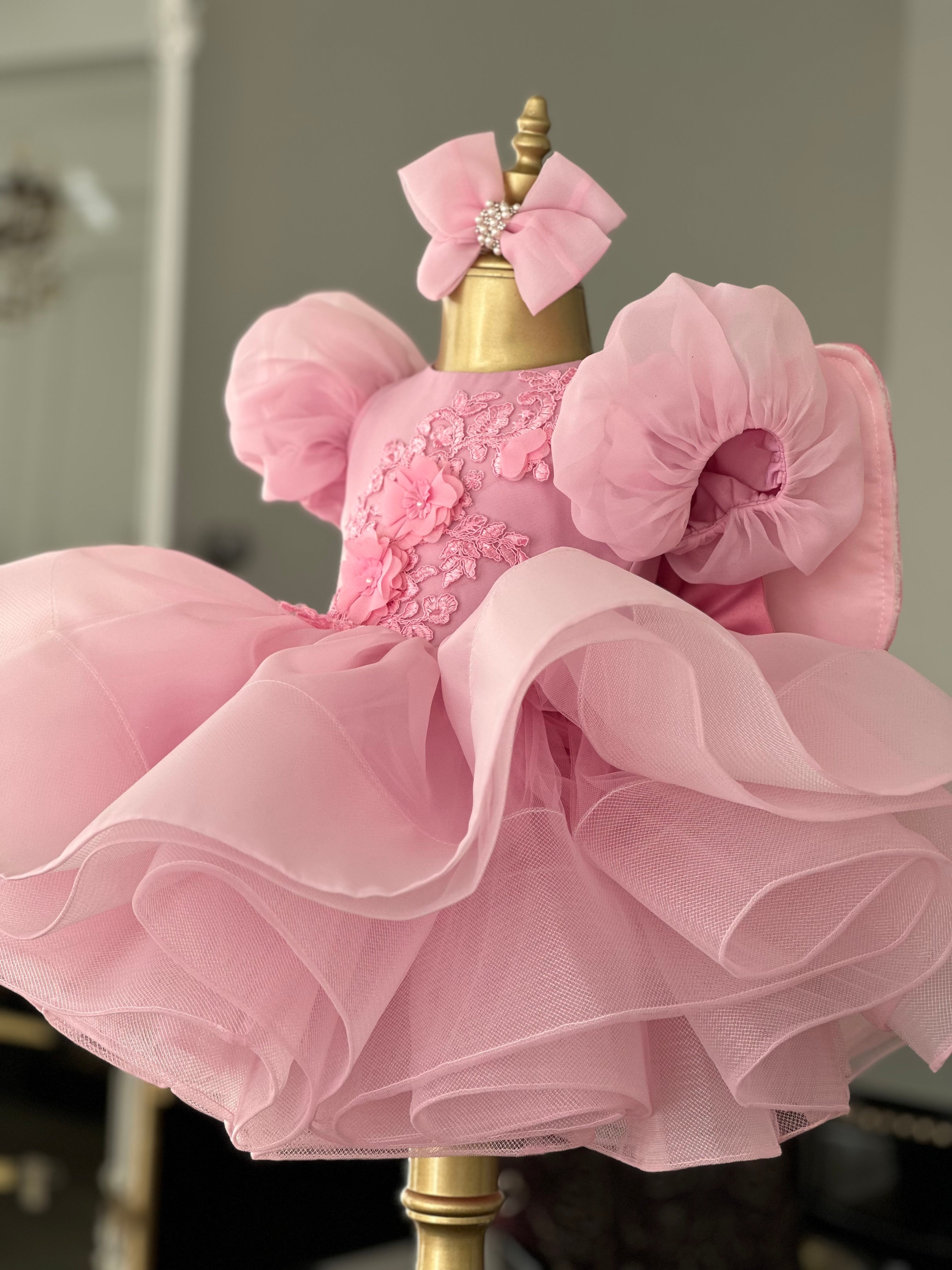 pembe kelebek elbise organze etek detayı