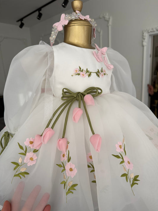 Her Detayı Sevgiyle İşlenmiş Kelebek Kanatlı Prenses Elbisesi