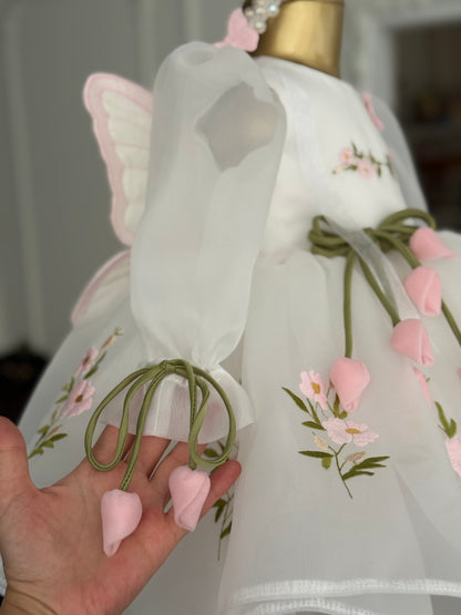 Her Detayı Sevgiyle İşlenmiş Kelebek Kanatlı Prenses Elbisesi