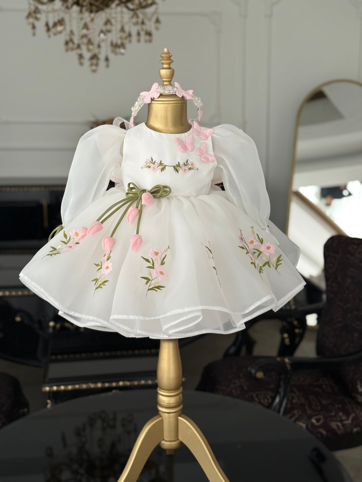 Her Detayı Sevgiyle İşlenmiş Kelebek Kanatlı Prenses Elbisesi