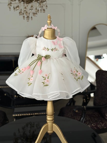 Her Detayı Sevgiyle İşlenmiş Kelebek Kanatlı Prenses Elbisesi