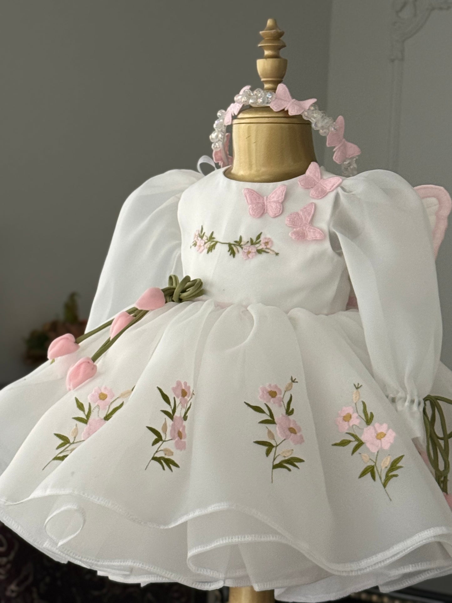 Her Detayı Sevgiyle İşlenmiş Kelebek Kanatlı Prenses Elbisesi