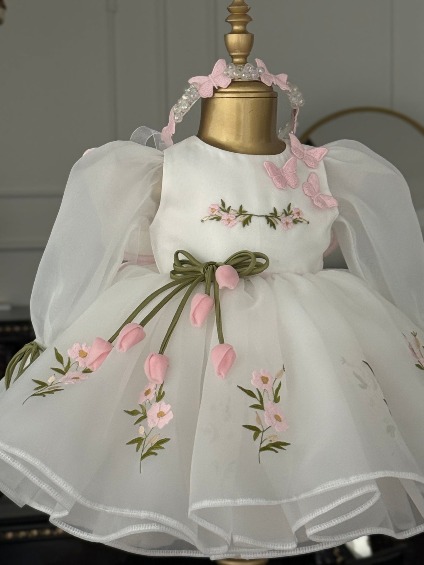 Her Detayı Sevgiyle İşlenmiş Kelebek Kanatlı Prenses Elbisesi