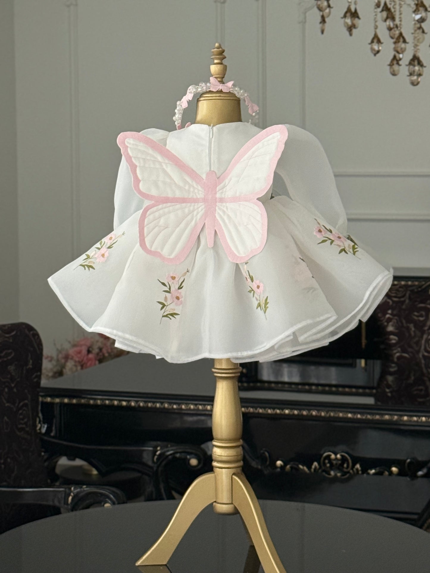 Her Detayı Sevgiyle İşlenmiş Kelebek Kanatlı Prenses Elbisesi