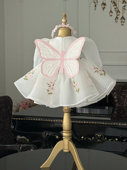 Her Detayı Sevgiyle İşlenmiş Kelebek Kanatlı Prenses Elbisesi