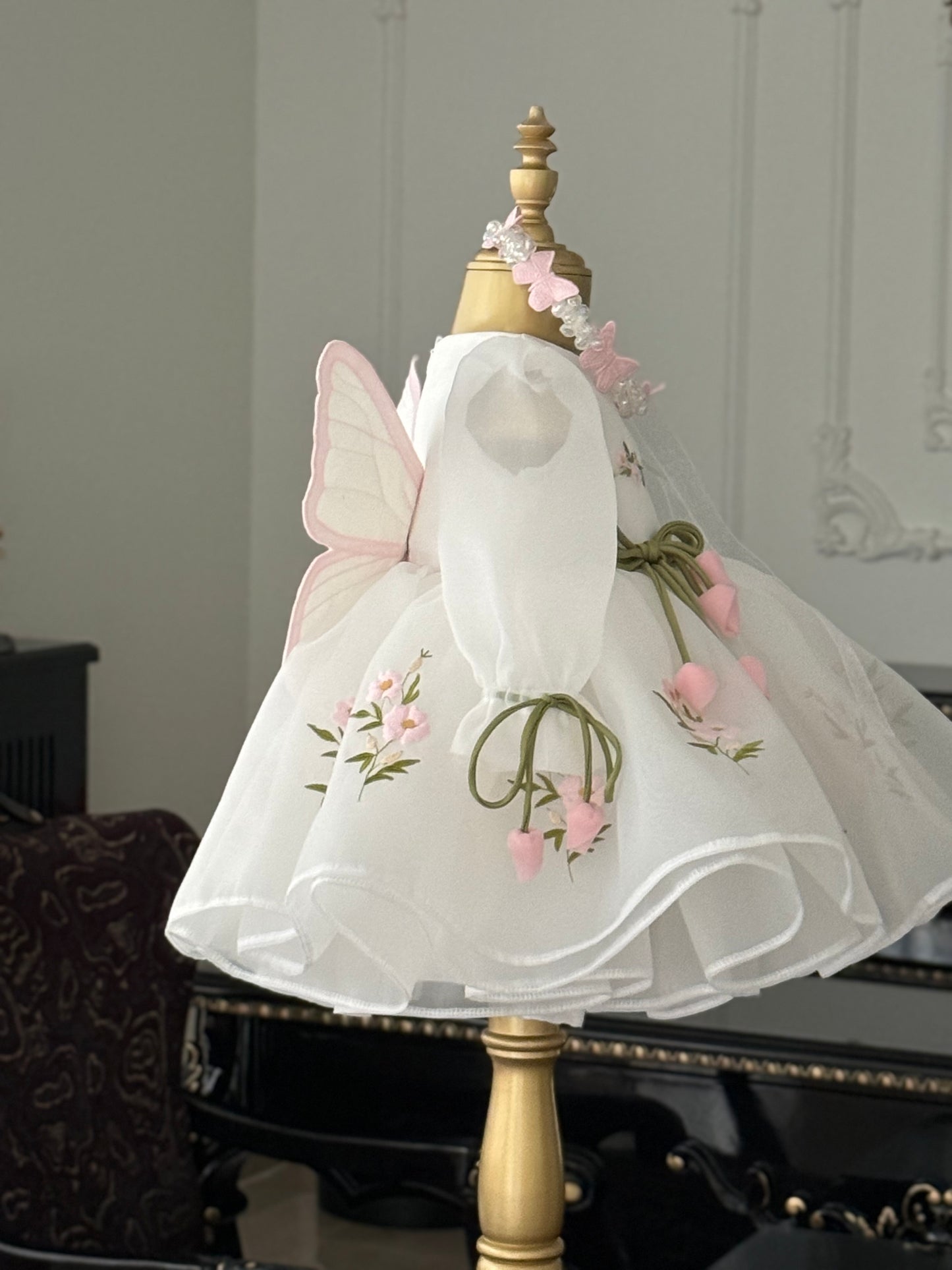 Her Detayı Sevgiyle İşlenmiş Kelebek Kanatlı Prenses Elbisesi