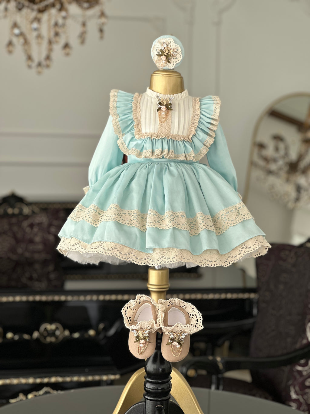 mint yeşili vintage kız çocuk elbise, dantel şeritler ve cameo broş