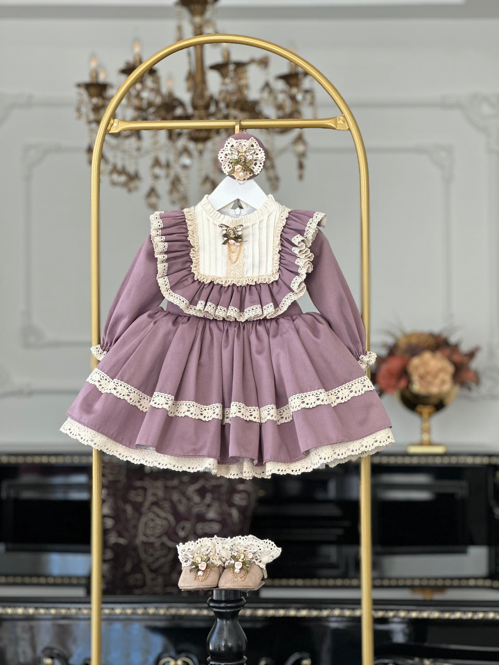 eflatun vintage kız çocuk elbise, dantelli önlük ve cameo broş