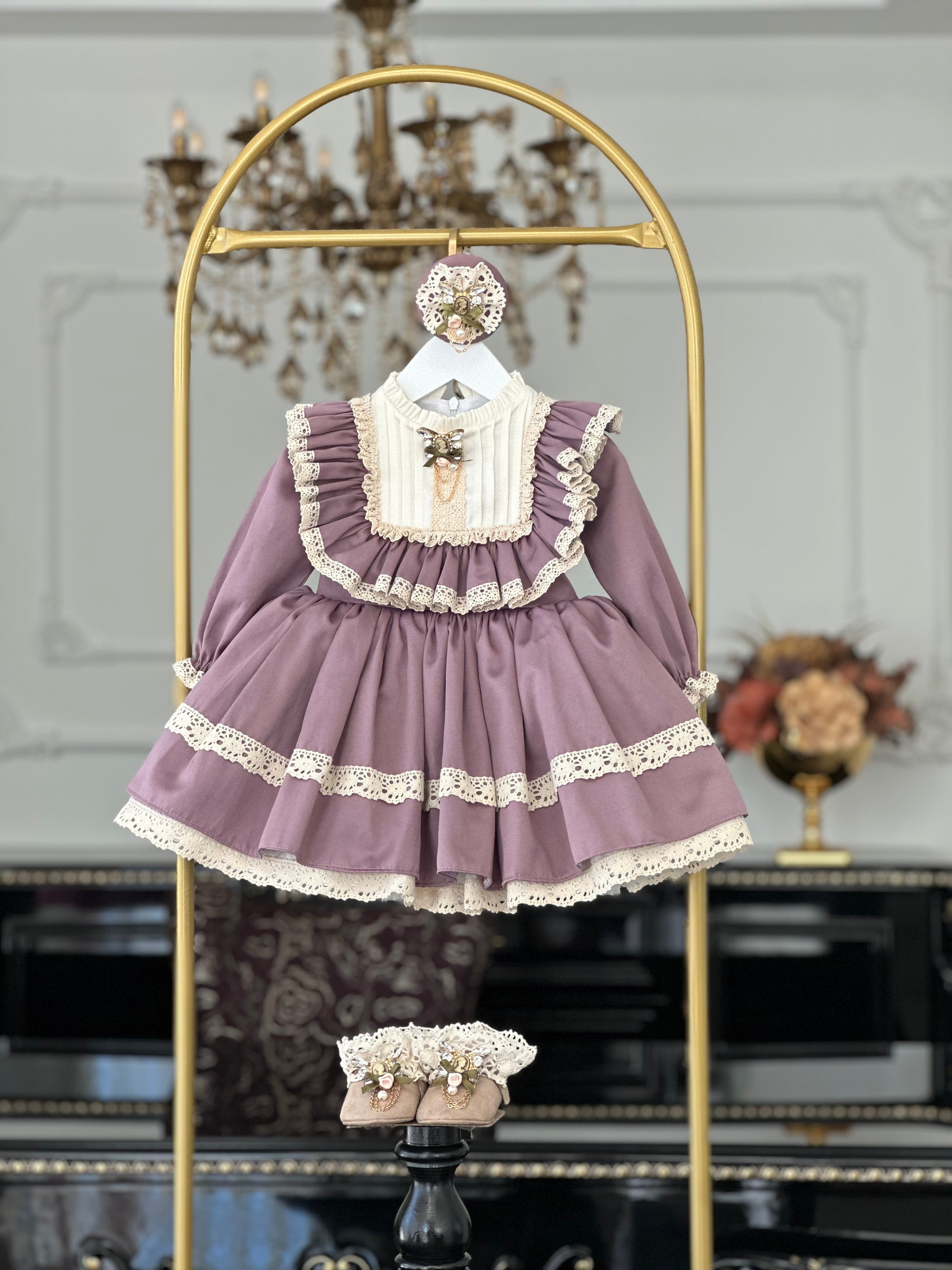 eflatun vintage kız çocuk elbise, dantelli önlük ve cameo broş