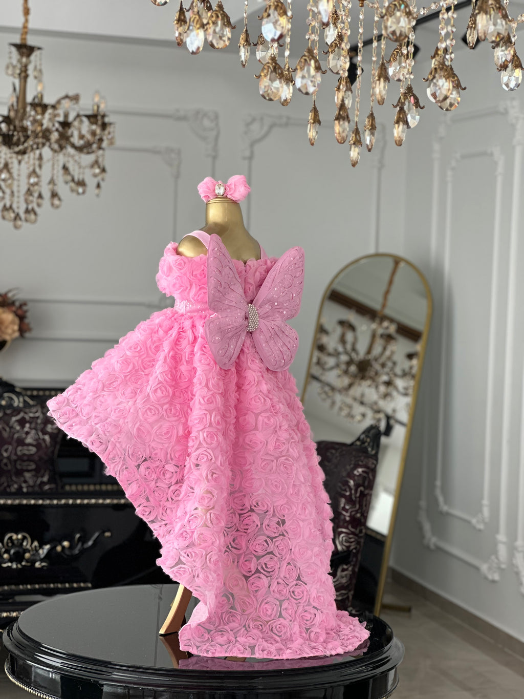 pembe elizabeth abiye arka görünüm, inci tokalı kelebek kanat