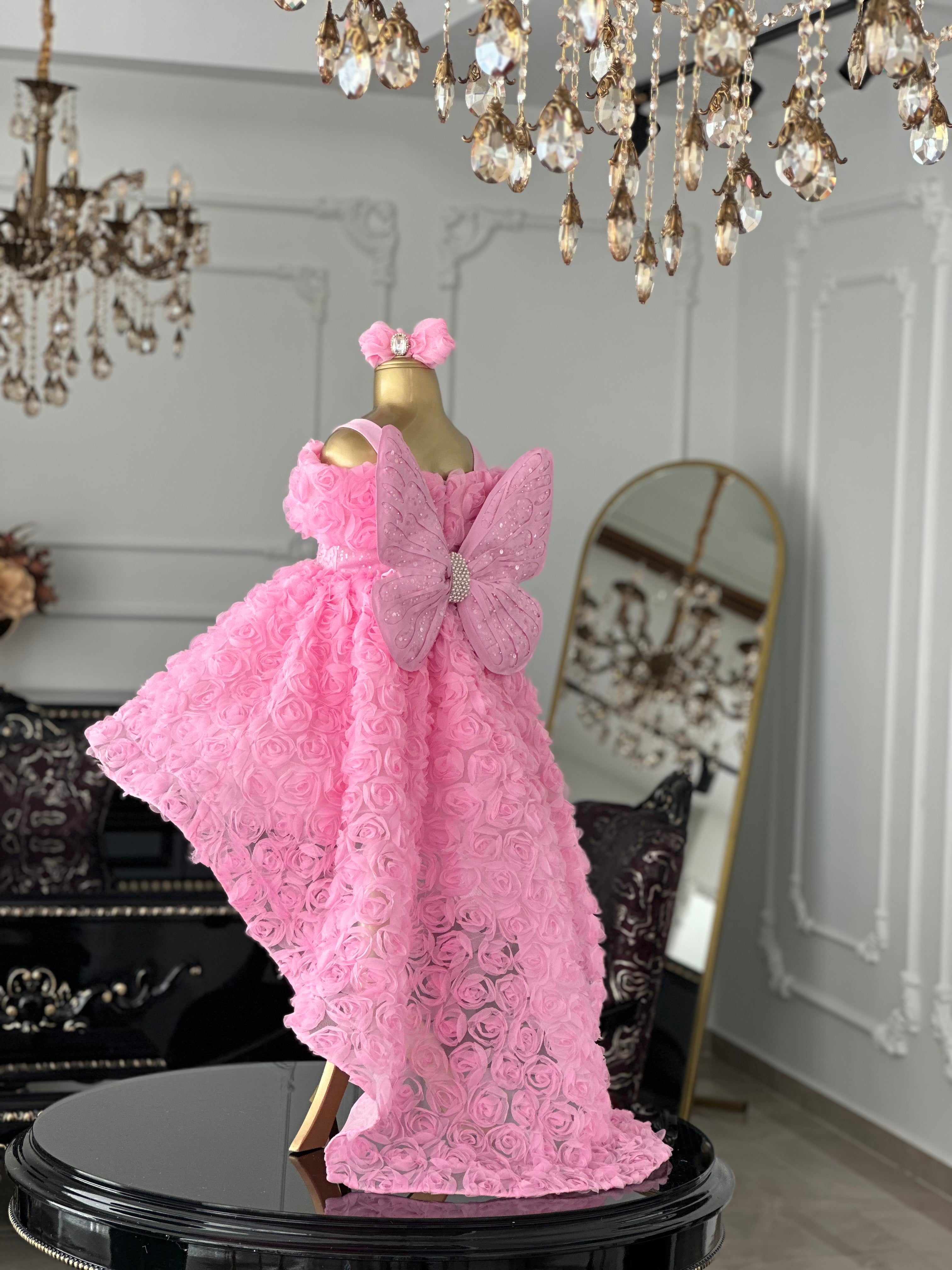pembe elizabeth abiye arka görünüm, inci tokalı kelebek kanat