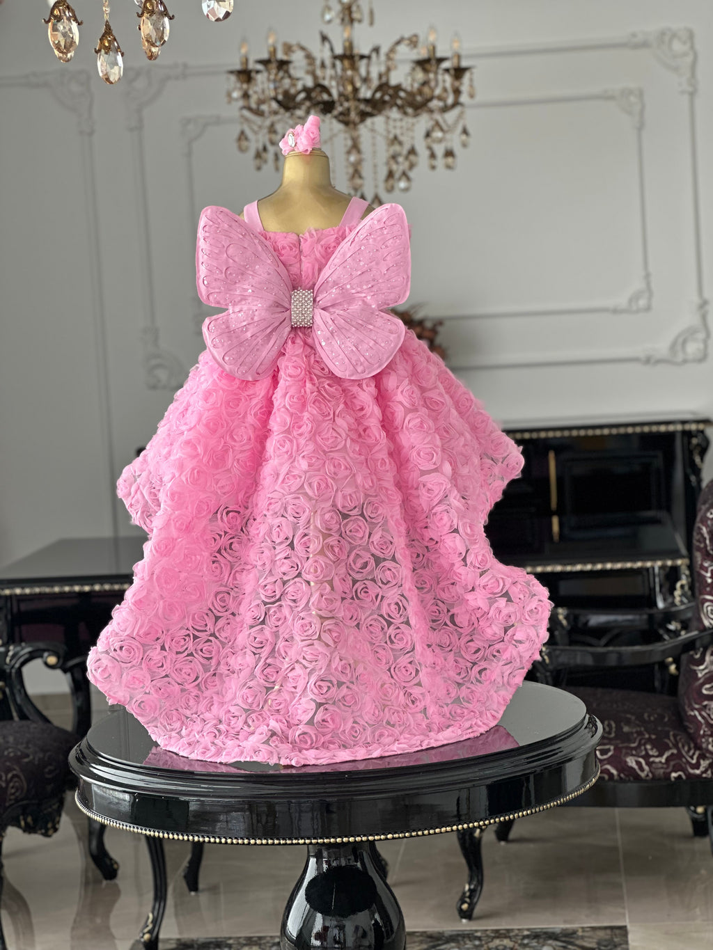 pembe elizabeth elbise gül ve payet detayı