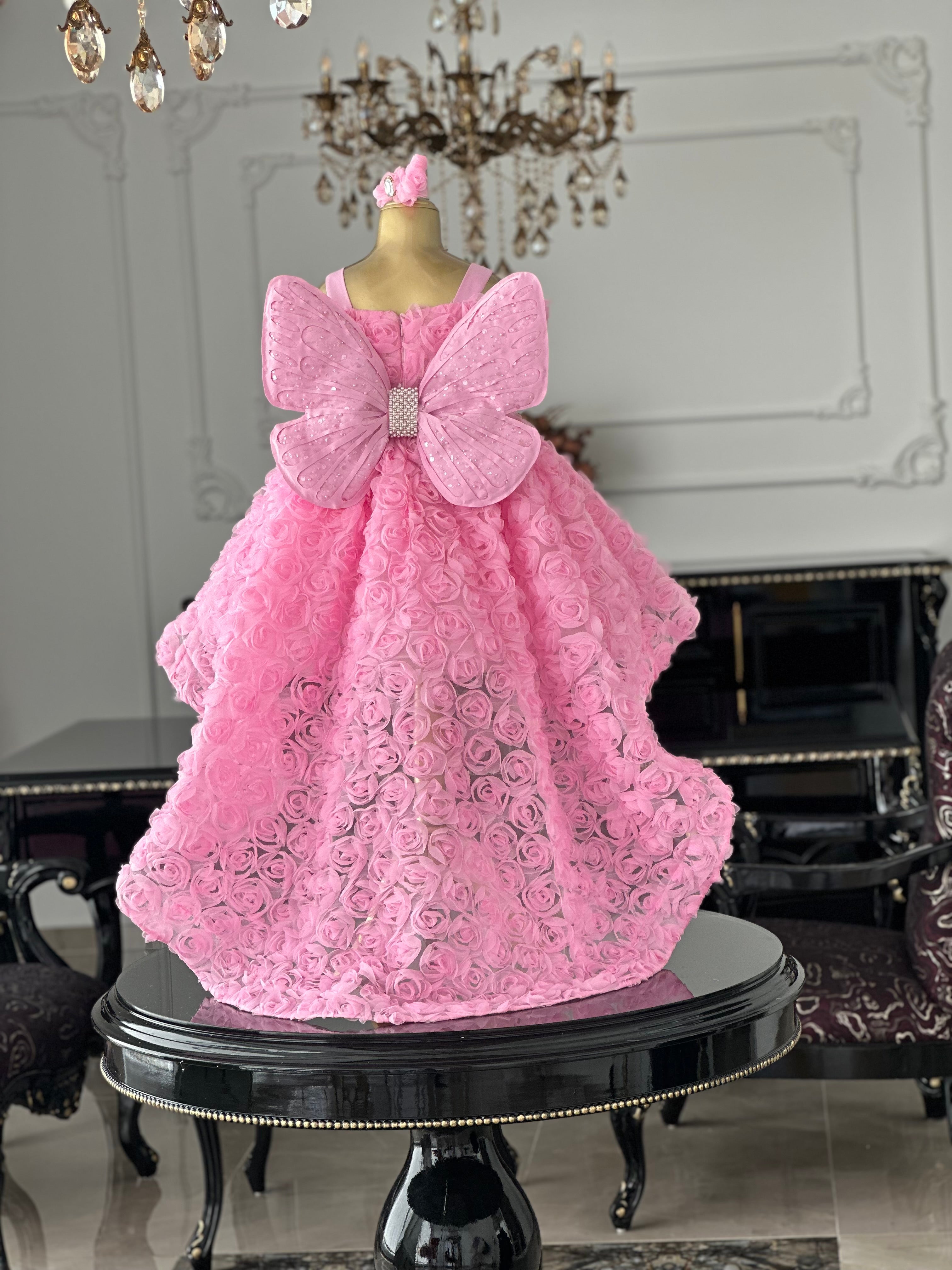pembe elizabeth elbise gül ve payet detayı
