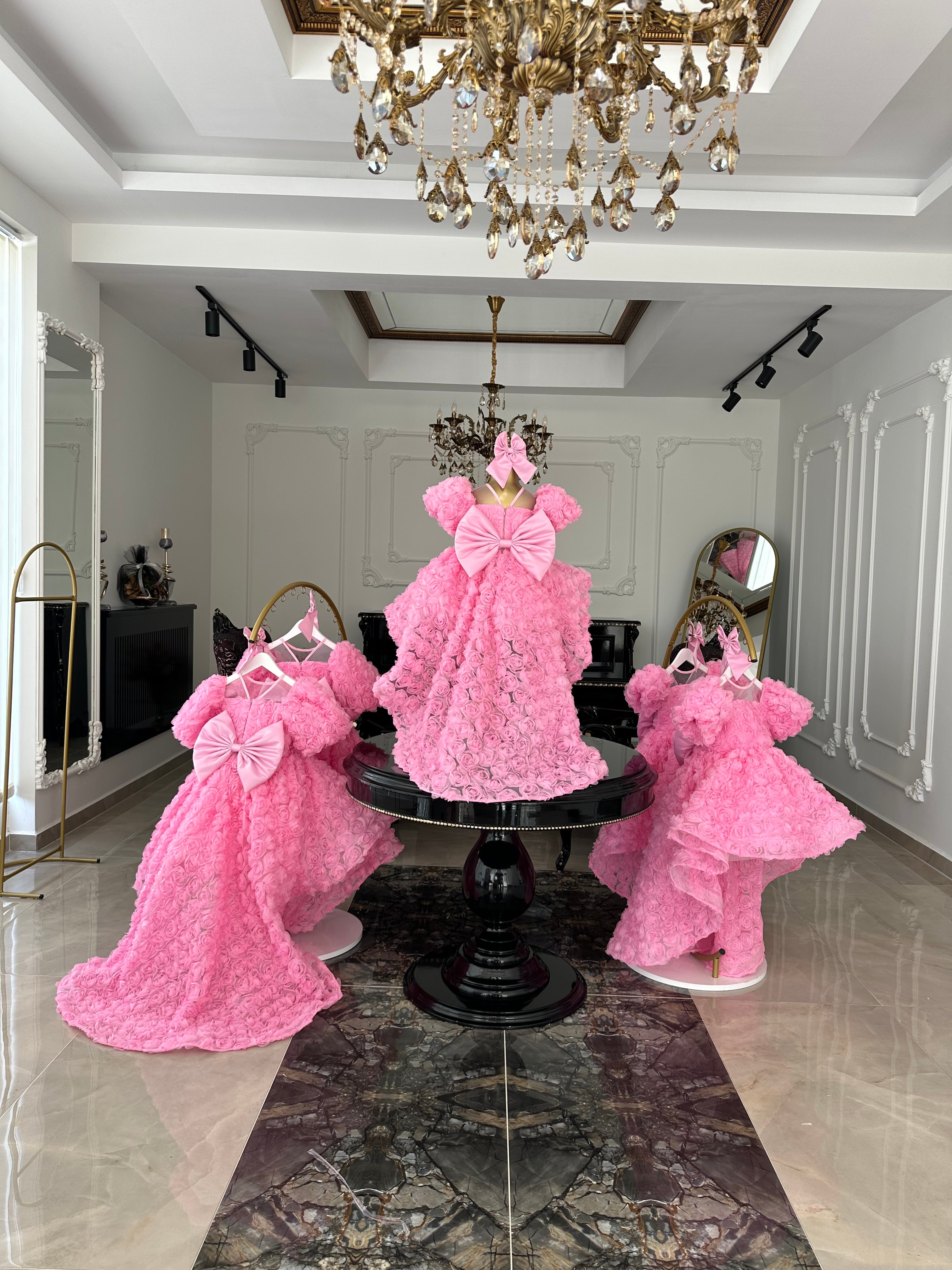 pembe rose kuyruklu elbiseler, atölye vitrini