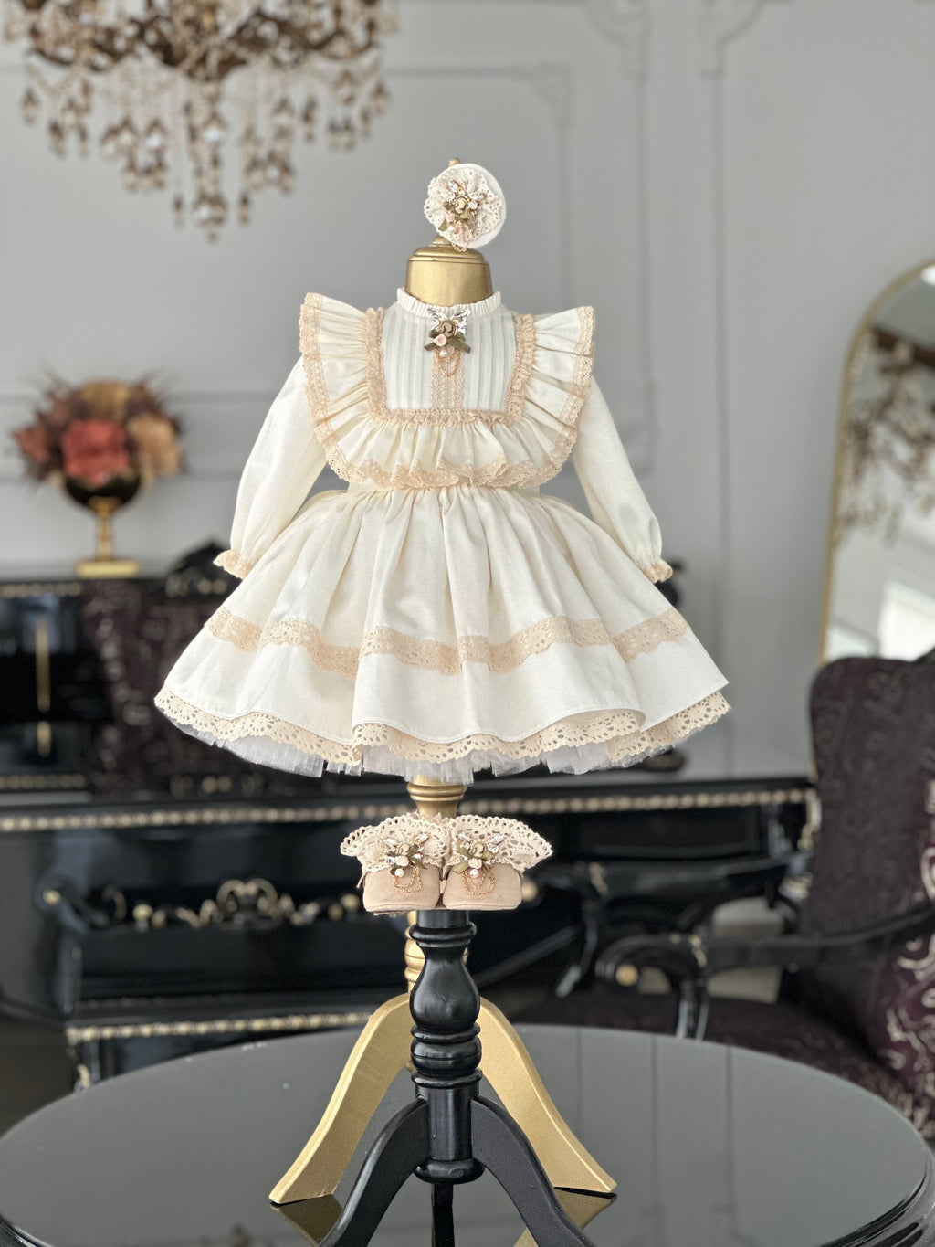 krem dantelli vintage elbise, pileli göğüs ve cameo broş