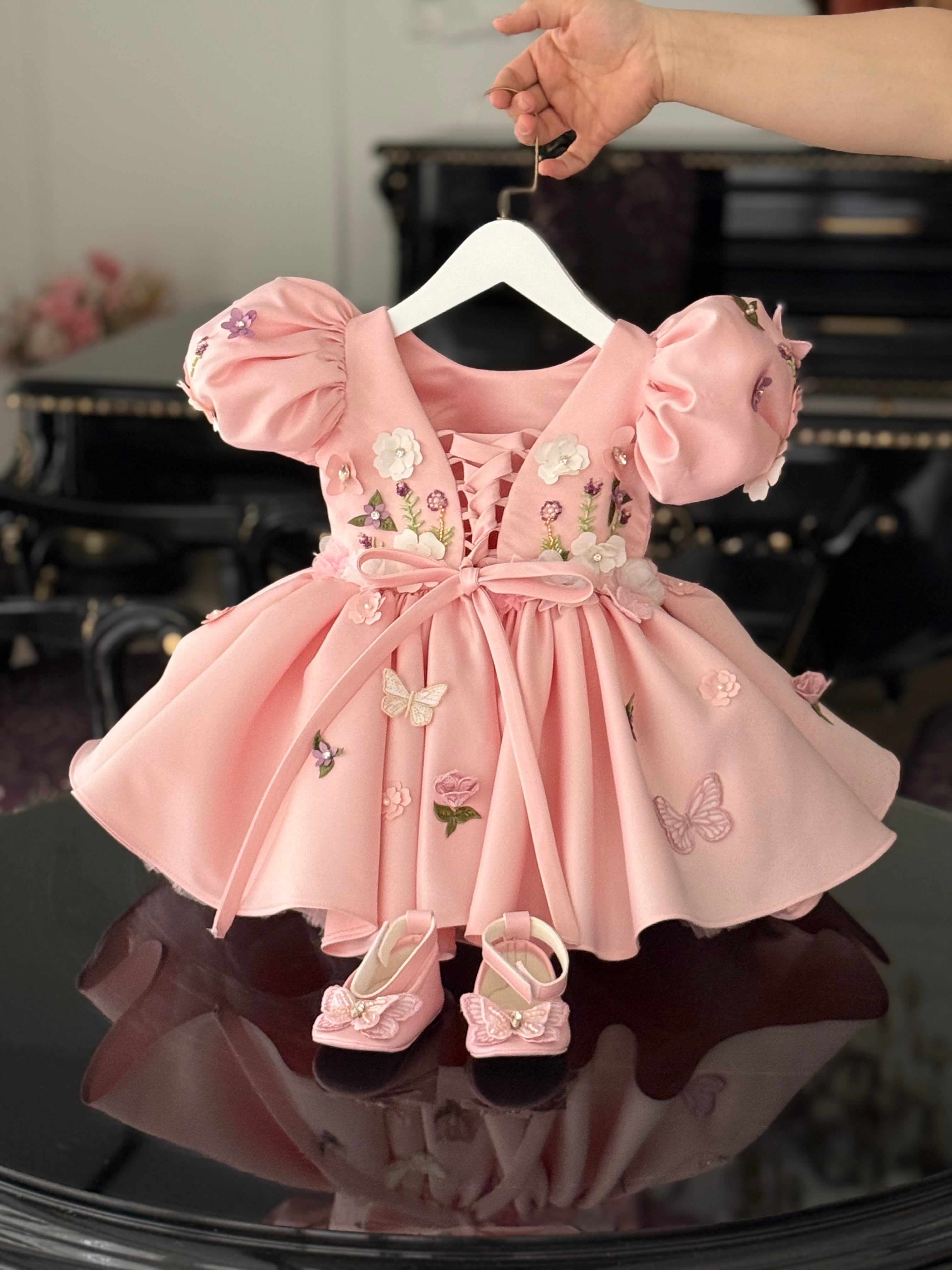 pembe saten abiye kelebek aplike detayı